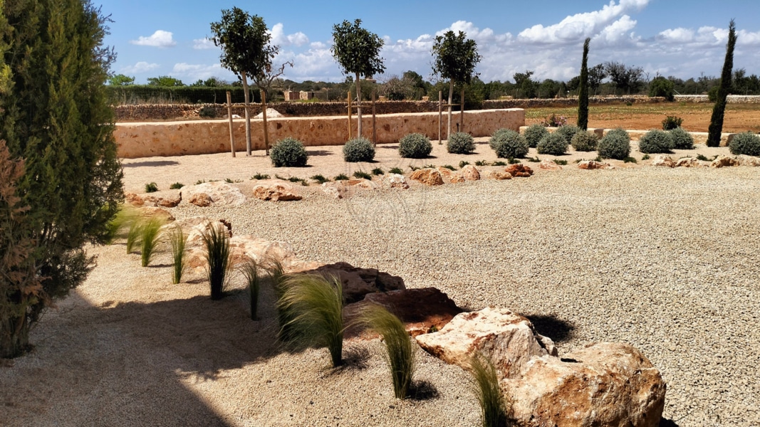 santanyi exclusiva finca de nueva construccion con casa de invitados vista al jardin