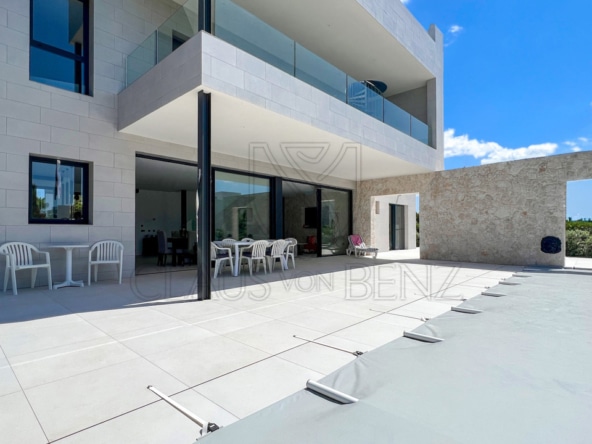 poolterrasse 1 2 Inmobiliaria Mallorca - Inmuebles de lujo, fincas y pisos de lujo en venta en Mallorca - Claus von Benz Inmobiliaria Mallorca