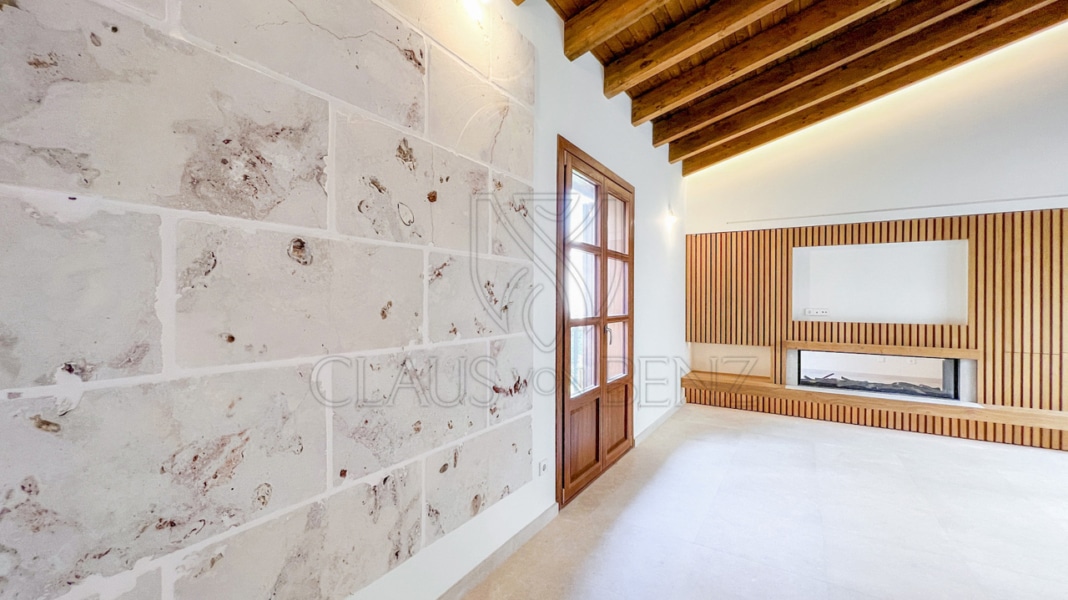 muro de piedra sala de estar inmobiliaria Mallorca - Propiedades de lujo, fincas y pisos de lujo en venta en Mallorca - Claus von Benz Real Estate Mallorca