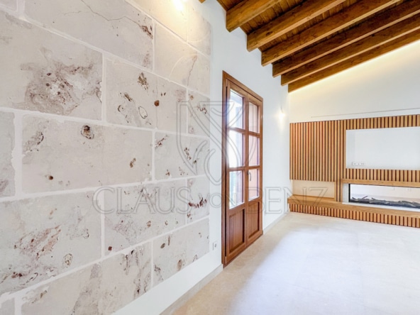 muro de piedra sala de estar inmobiliaria Mallorca - Propiedades de lujo, fincas y pisos de lujo en venta en Mallorca - Claus von Benz Real Estate Mallorca