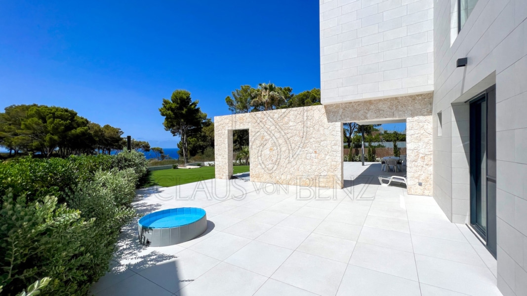 terraza y jardin 1 1 Inmobiliaria Mallorca - Inmuebles de lujo, fincas y pisos de lujo en venta en Mallorca - Claus von Benz Inmobiliaria Mallorca