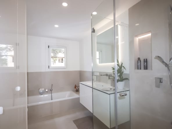 haus santa ponsa badezimmer mit badewanne