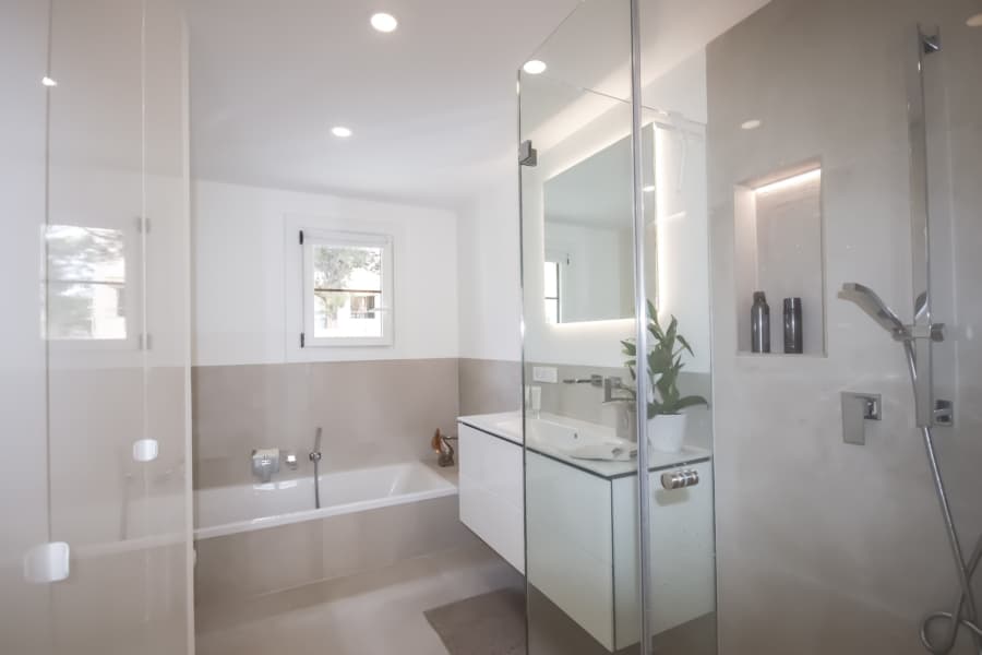 haus santa ponsa badezimmer mit badewanne