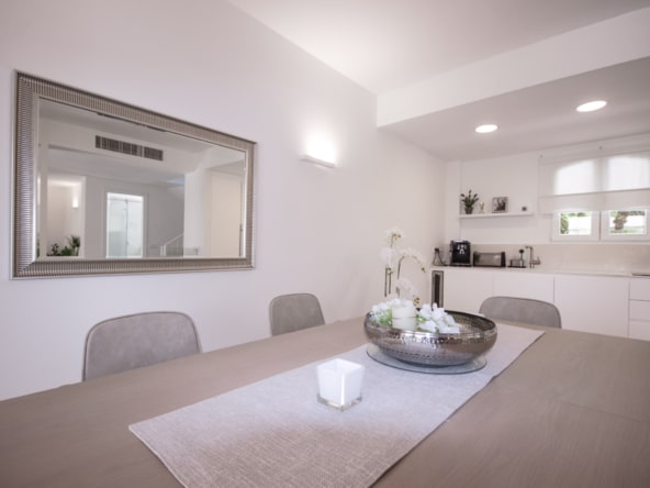 haus santa ponsa gemuetliches helles esszimmer