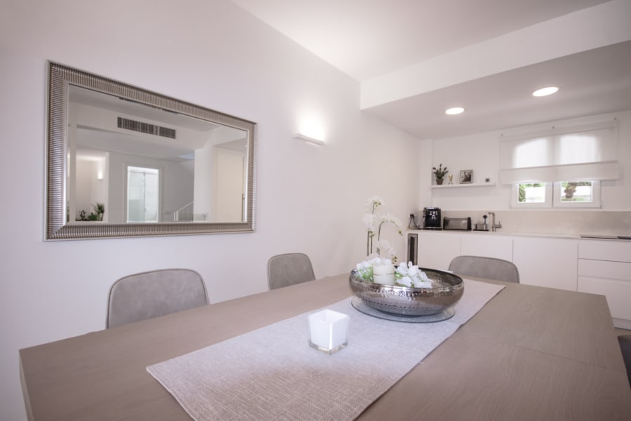 haus santa ponsa gemuetliches helles esszimmer