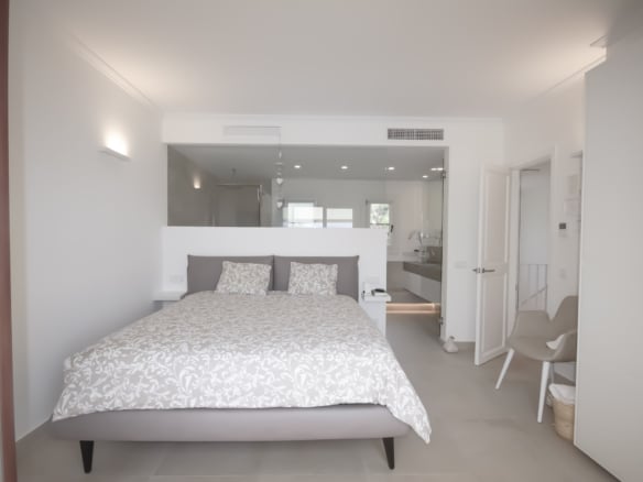house santa ponsa with open bathroom