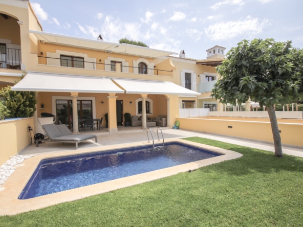 casa santa ponsa terraza con piscina y jardin