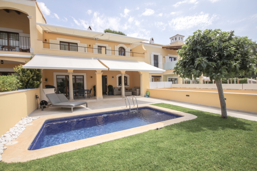 casa santa ponsa terraza con piscina y jardin