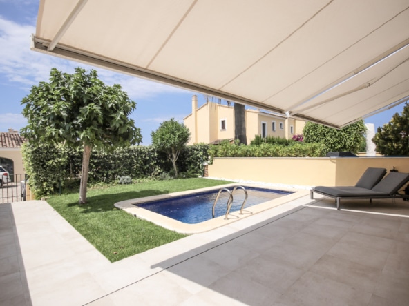 casa santa ponsa terraza con piscina y uso de jardin