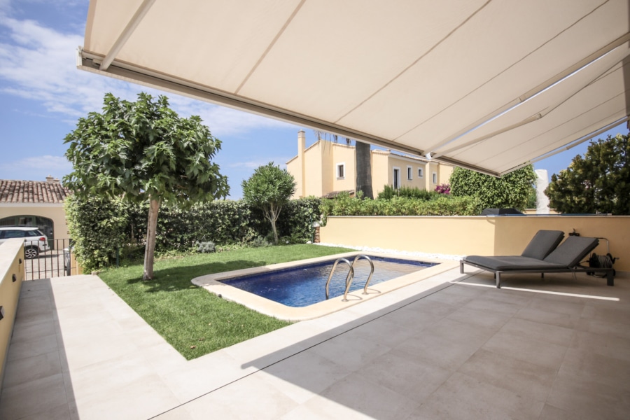 casa santa ponsa terraza con piscina y uso de jardin