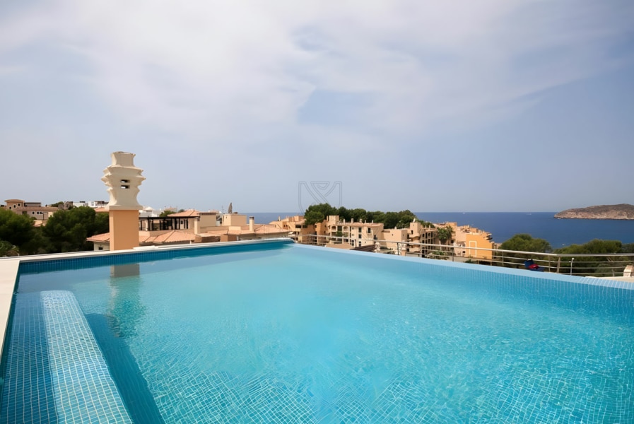 ático de lujo con vistas al mar y piscina infinita