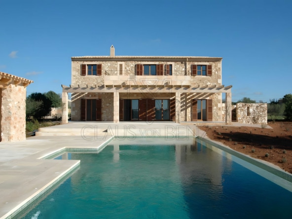 finca de nueva construcción con fachada a la piscina