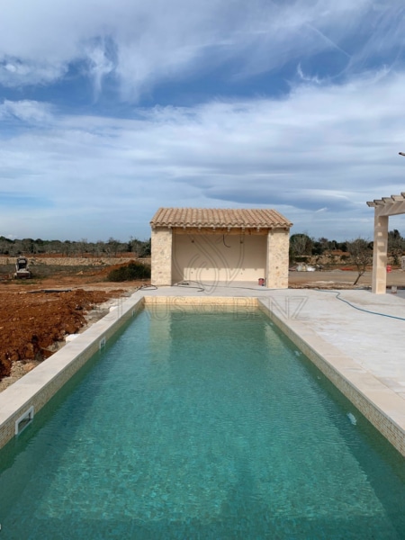 finca de nueva construcción con piscina casa de la piscina