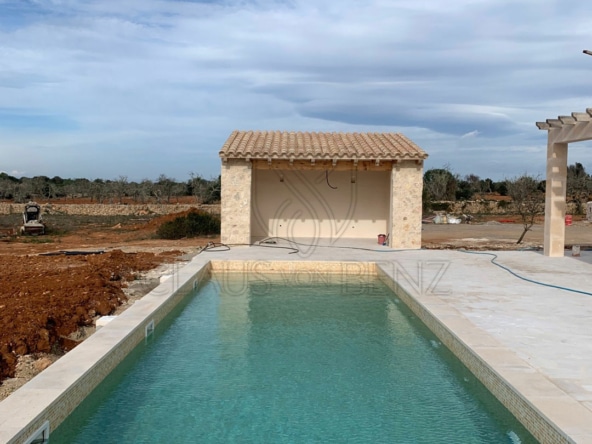 finca de nueva construcción con piscina casa de la piscina