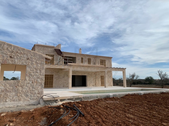 finca nueva con vistas a la piscina izquierda