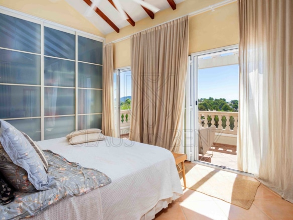 santa ponsa luxurioeses anwesen mit stil und komfort schlafzimmer mit balkon