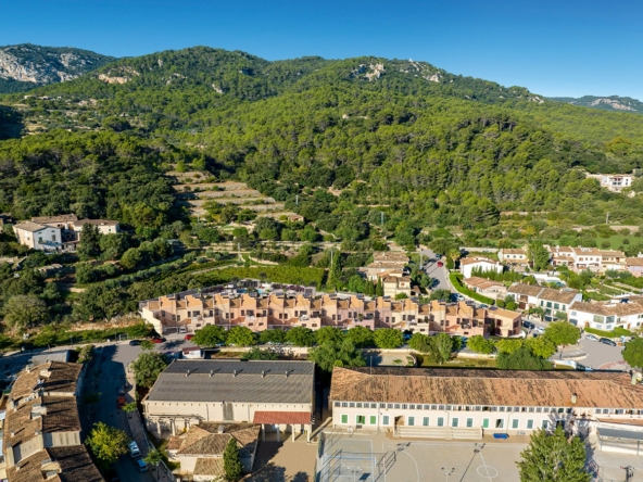 esporles neubauprojekt mallorquinische reihenvillen drohnenbild front min