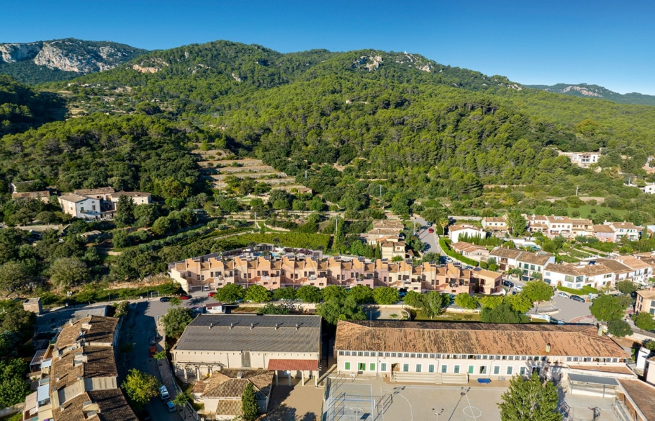 esporles neubauprojekt mallorquinische reihenvillen drohnenbild front min