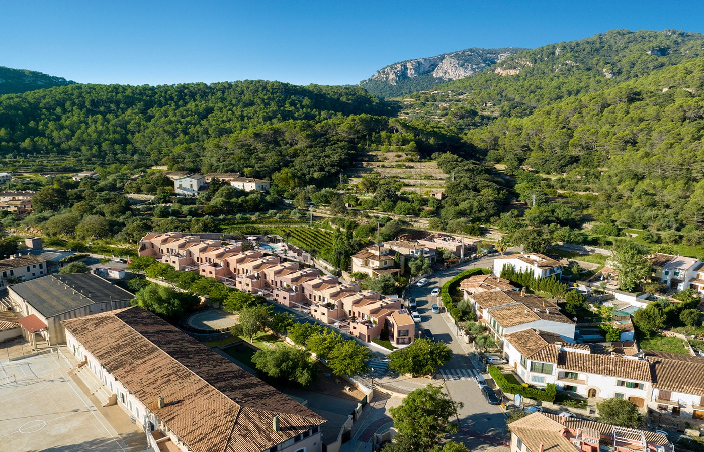 esporles neubauprojekt mallorquinische reihenvillen drohnenbild seite min