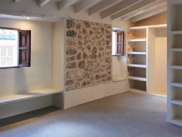 mancor de la vall schoenes saniertes mallorquinisches dorfhaus zimmer mit regalen
