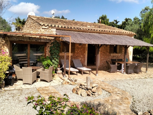 porreres laendliches anwesen mit ferienvermietungslizenz aussenansicht terrasse