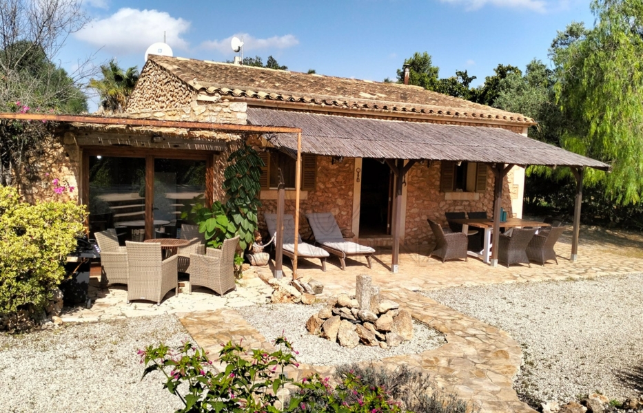 porreres finca rural con licencia de alquiler de vacaciones terraza vista exterior