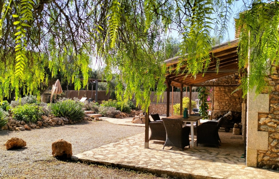 porreres laendliches anwesen mit ferienvermietungslizenz garten mit terrasse