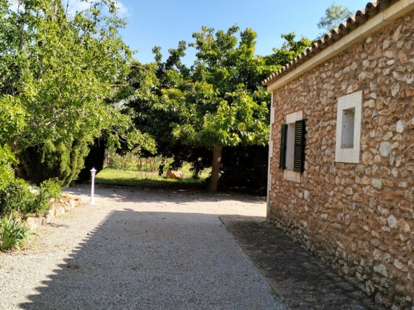 porreres finca rural con licencia de alquiler de vacaciones casa vista lateral