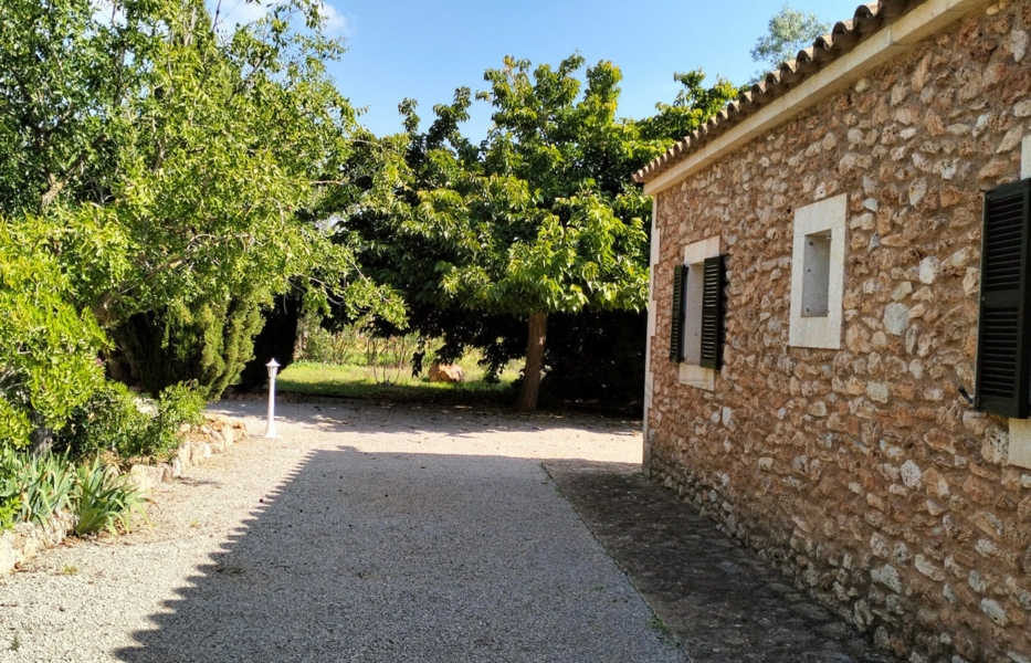 porreres finca rural con licencia de alquiler de vacaciones casa vista lateral