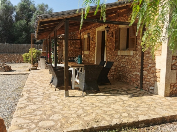 porreres laendliches anwesen mit ferienvermietungslizenz haus seitenansicht terrasse