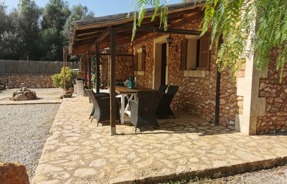 porreres finca rural con licencia de alquiler de vacaciones casa vista lateral terraza