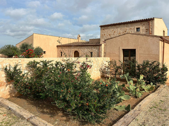 santanyi exclusiva finca de nueva construcción con fantásticas vistas panorámicas al jardín