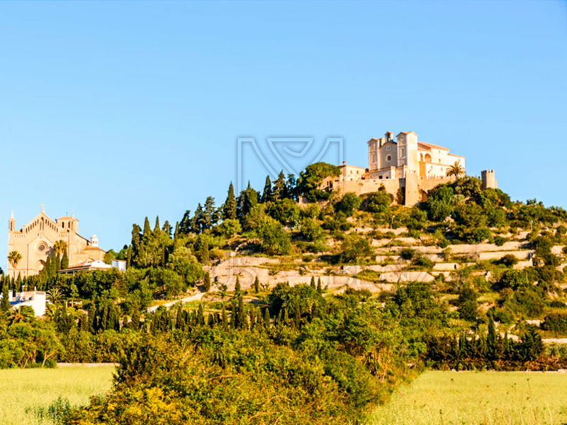 cala ratjada exklusive reihenhausvilla in moderner wohnanlage berg mit burg