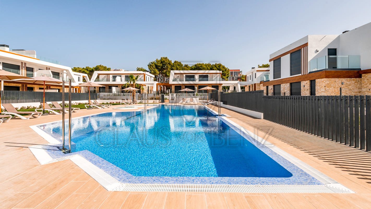 cala ratjada exklusive reihenhausvilla in moderner wohnanlage pool