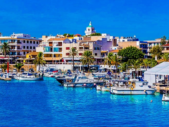 font de sa cala exclusivos pisos y chalets en una fantástica ubicación en el puerto deportivo
