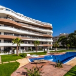 sa coma piso en planta baja en exclusivo complejo residencial ajardinado con piscina