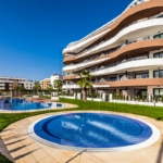 sa coma piso en planta baja en exclusivo complejo residencial piscina paisaje