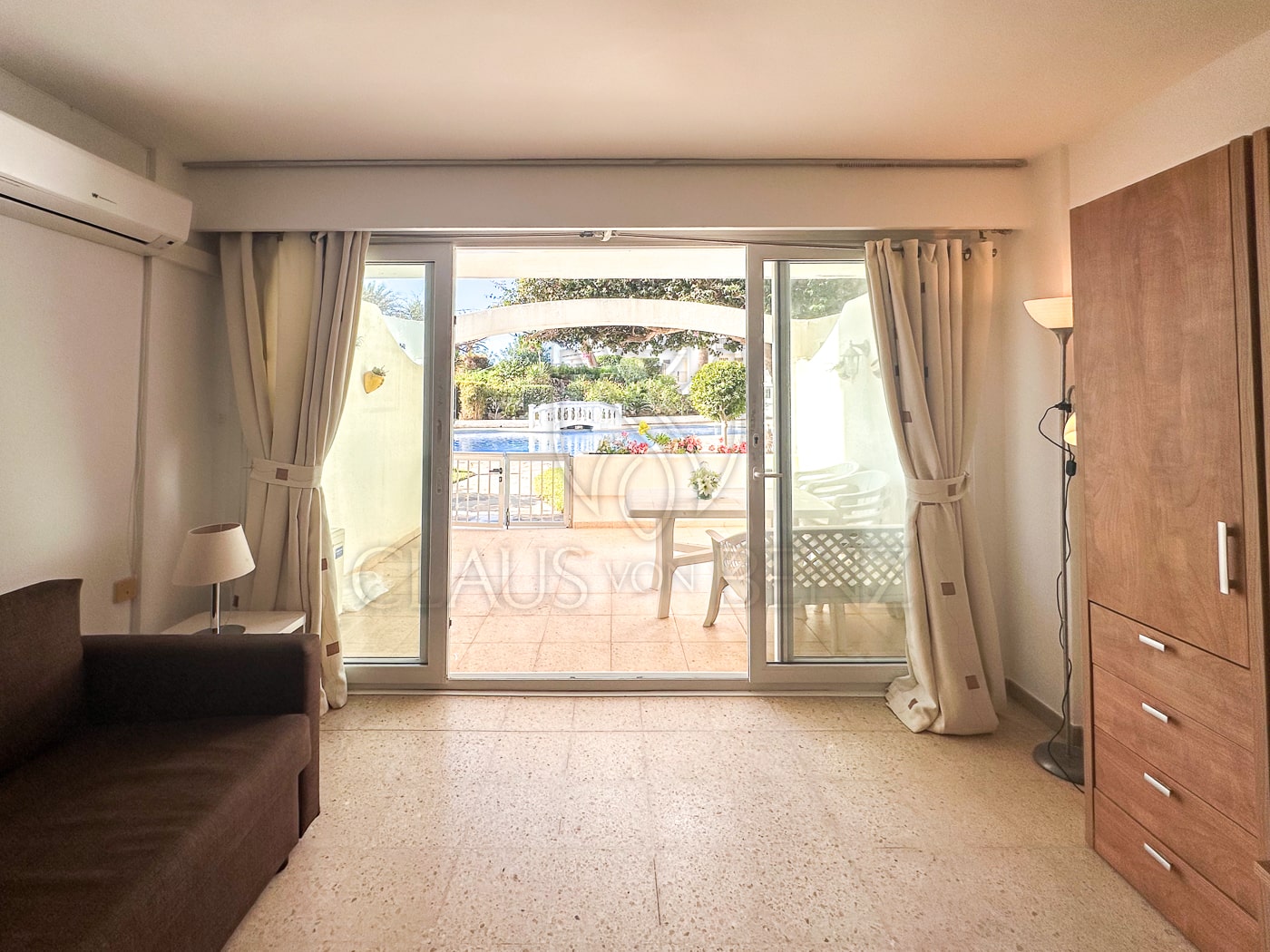 santa ponsa gemuetliches erdgeschoss apartment mit terrasse wohnzimmer blick auf pool