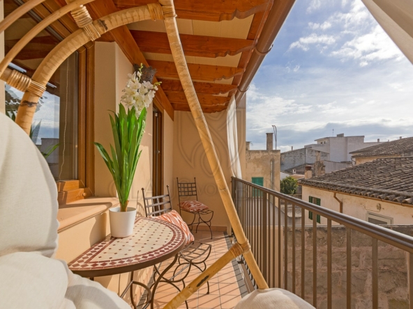 llucmajor elegantes stadthaus mit weinkeller balkon mit ausblick min