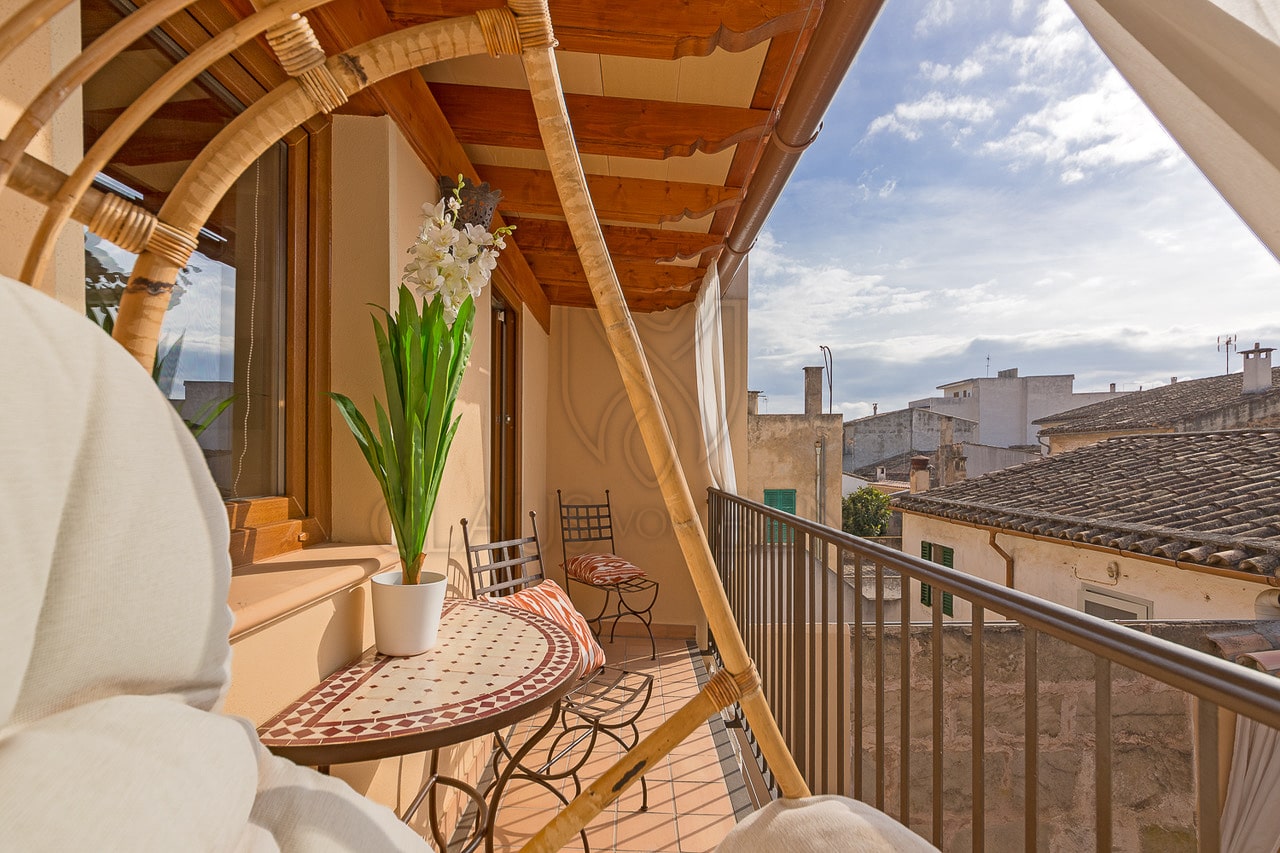 llucmajor elegantes stadthaus mit weinkeller balkon mit ausblick min