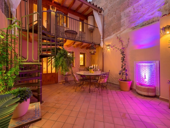 llucmajor elegantes stadthaus mit weinkeller terrasse gartenmoebel min